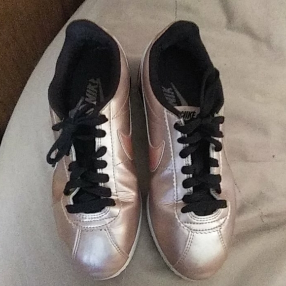 Womens Nike Cortez Bronze w/Black&White Size 6.5 - Picture 2 of 4